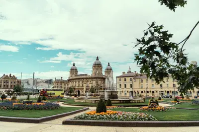 Cityscape image of Hull, gardens and hall in town centre