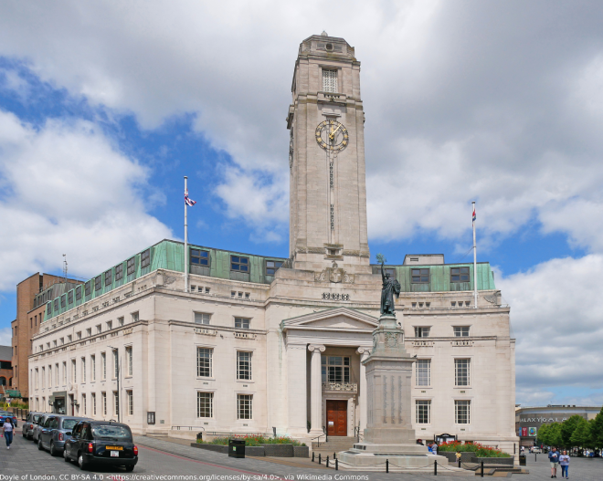 Luton town hall and war memorial