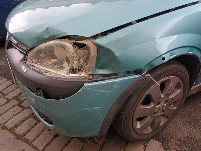 Damaged 2002 Vauxhall Corsa